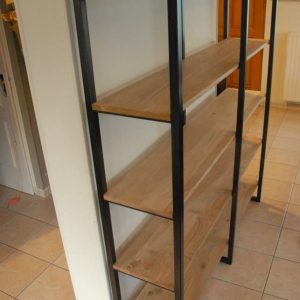 Estantería de madera con estructura metálica negra, de cinco niveles, diseño moderno y minimalista, ideal para almacenamiento o exhibición en espacios interiores.