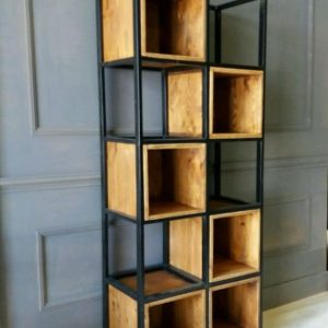 Estantería moderna de seis niveles con estructura metálica negra y cubos de madera, ideal para almacenamiento o exposición de objetos en espacios interiores.