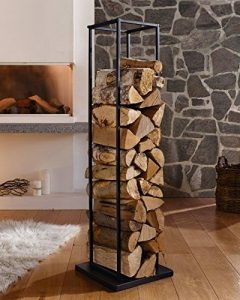 Porta leña de metal negro con diseño vertical y estructura abierta, sosteniendo troncos de madera cortados. Ideal para almacenamiento junto a la chimenea en interiores.