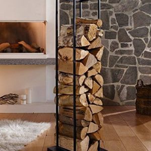 Porta leña de metal negro con diseño vertical y estructura abierta, sosteniendo troncos de madera cortados. Ideal para almacenamiento junto a la chimenea en interiores.