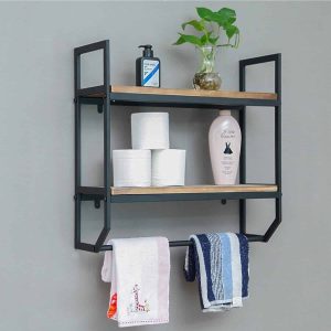 Estante de pared con estructura metálica negra y baldas de madera. Dos niveles para almacenamiento, con barra inferior para colgar toallas. Diseño moderno y funcional para baños.