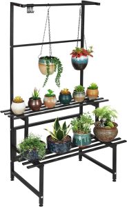 Estantería de metal negra para plantas, de diseño escalonado con dos niveles y barra superior. Incluye espacio para macetas colgantes y de sobremesa, ideal para interior o exterior.