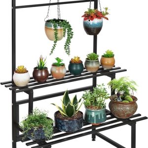 Estantería de metal negra para plantas, de diseño escalonado con dos niveles y barra superior. Incluye espacio para macetas colgantes y de sobremesa, ideal para interior o exterior.