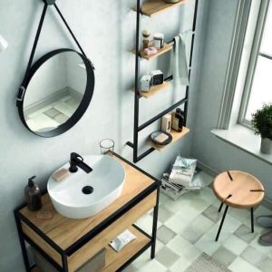 Mueble de baño minimalista con lavabo blanco sobre encimera de madera, estante inferior abierto, estructura de acero negro, complementado con estante vertical con baldas de madera.