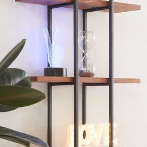 Estantería de pared moderna con estructura de metal negro y tres baldas de madera; ideal para exhibir decoraciones o libros. Diseño minimalista y elegante para el hogar.