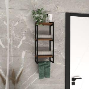 Estante de pared con marco negro y estantes de madera, ideal para almacenar toallas. Encima hay una planta y un envase, complementando su diseño moderno y funcional en un baño.