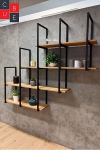 Estantería moderna de pared con estructura negra metálica y estantes de madera clara, ideal para decorar espacios minimalistas y almacenar objetos decorativos.