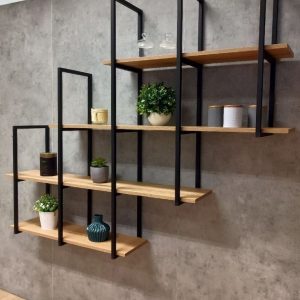 Estantería moderna de pared con estructura negra metálica y estantes de madera clara, ideal para decorar espacios minimalistas y almacenar objetos decorativos.