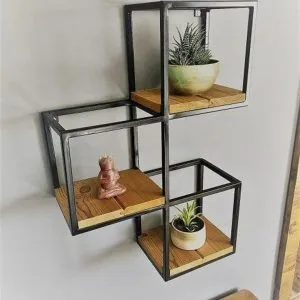 Estante moderno de hierro negro con repisas de madera en diseño geométrico. Ideal para exhibir objetos decorativos.