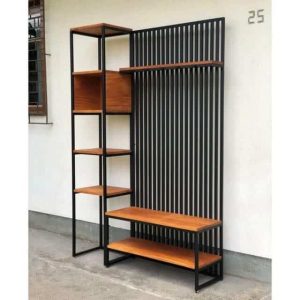 Estantería moderna de metal negro con cinco repisas de madera marrón. Combina diseño minimalista con funcionalidad, ideal para almacenamiento y decoración de interiores.