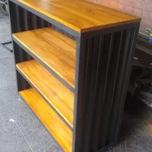 Estante de metal y madera con cuatro repisas. Diseño industrial, estructura negra y superficie de madera clara, ideal para almacenar o exhibir objetos en interiores.