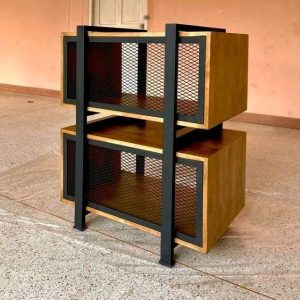 Estantería de diseño industrial con estantes de madera y estructura metálica negra. El mueble cuenta con paneles de rejilla, ideal para almacenamiento moderno y decorativo.