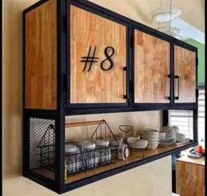 Armario de cocina colgante de madera y metal negro con puertas numeradas, estante inferior abierto con rejas metálicas, ideal para almacenamiento y decoración moderna.