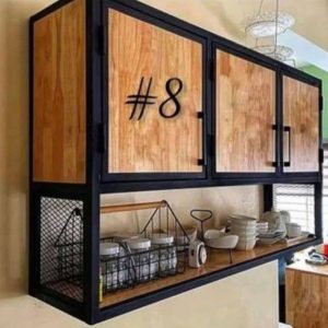 Armario de cocina colgante de madera y metal negro con puertas numeradas, estante inferior abierto con rejas metálicas, ideal para almacenamiento y decoración moderna.