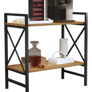 Estantería moderna de dos niveles con estructura de metal negro y estantes de madera, ideal para almacenamiento de cocina o exhibición de objetos. Contiene accesorios decorativos y de café.