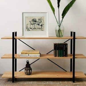 Estantería moderna de madera clara con tres niveles y soporte metálico negro, ideal para decoración y almacenamiento en interiores.