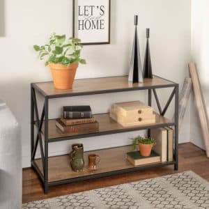 Estante de madera con estructura metálica negra, tres niveles, decorado con plantas y libros. Ideal para salas de estar, combina funcionalidad y estilo industrial.