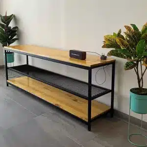 Mesa consola larga de madera con estructura de metal negro, dos estantes. Diseño minimalista, ideal para pasillos o salas modernas.