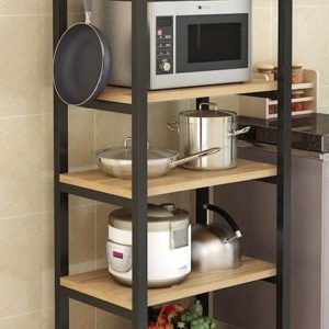 Estante de cocina de metal negro y madera con cuatro niveles. Incluye microondas, ollas y cesta de verduras. Diseño moderno y funcional para organización de cocina.