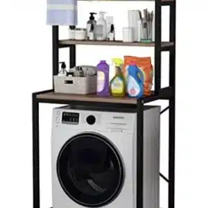 Estantería de metal y madera sobre lavadora, con tres estantes para almacenamiento de productos de lavandería, toallas y accesorios, optimizada para espacio de lavadero.