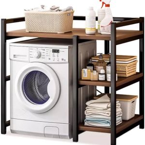 Estante organizador de metal y madera para lavandería, con espacio para lavarropas. Incluye estantes laterales y superiores para almacenar productos y cestas, en diseño moderno y funcional.