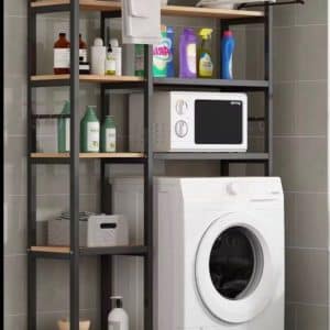 Estante de metal negro con cuatro niveles de madera, diseñado para almacenamiento de lavandería. Incluye espacio para artículos de limpieza y un microondas sobre una lavadora blanca.