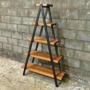 Estantería de diseño industrial con estructura metálica negra en forma de A y cinco baldas de madera. Ideal para espacios modernos y almacenamiento decorativo.