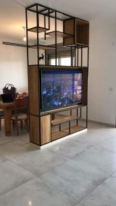 Mueble moderno de madera y metal, diseño geométrico abierto, con espacio para TV al centro y estantes de almacenamiento simétricos arriba y abajo. Ideal para sala contemporánea.