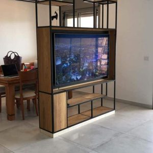 Mueble moderno de madera y metal, diseño geométrico abierto, con espacio para TV al centro y estantes de almacenamiento simétricos arriba y abajo. Ideal para sala contemporánea.
