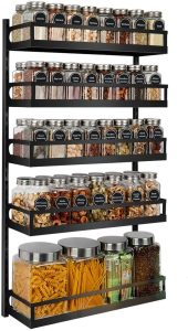 Estante negro de metal para especias con cinco niveles, cada uno lleno de frascos de vidrio con tapas metálicas, ideal para organización en cocinas modernas.