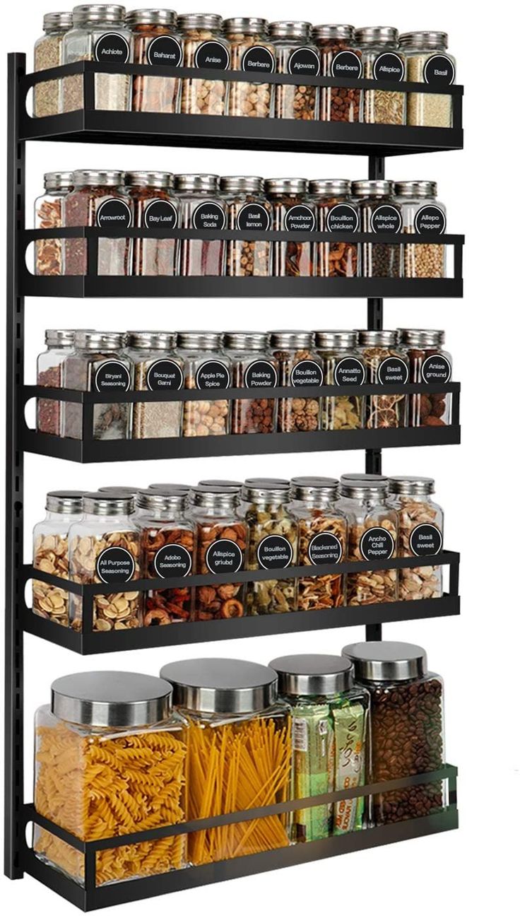 Estante negro de metal para especias con cinco niveles, cada uno lleno de frascos de vidrio con tapas metálicas, ideal para organización en cocinas modernas.