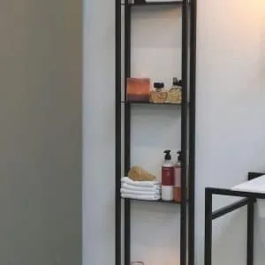 Estantería vertical estrecha con marco negro y tres estantes de cristal, ideal para almacenar toallas, productos de baño y decoraciones. Diseño moderno y funcional para espacios reducidos.
