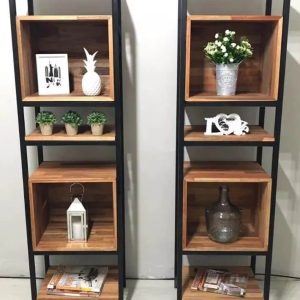 Estanterías modernas de metal negro y madera, con varios estantes abiertos y cerrados, ideales para decoración y almacenamiento.