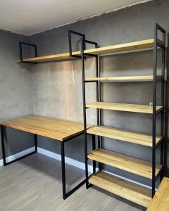 Estantería de madera clara y metal negro con escritorio integrado, diseño minimalista y funcional, perfecta para oficina o estudio.