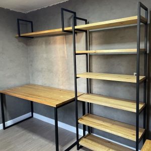 Estantería de madera clara y metal negro con escritorio integrado, diseño minimalista y funcional, perfecta para oficina o estudio.