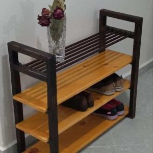 Estante de madera con tres niveles, marco oscuro, ideal para zapatos. Diseño funcional con parrilla superior decorativa.