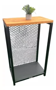 Mesa alta con estructura de metal negro y tapa de madera, diseño tipo industrial. Incluye estante inferior y un panel trasero de rejilla metálica. Ideal para decoración moderna.