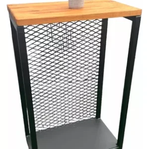 Mesa alta con estructura de metal negro y tapa de madera, diseño tipo industrial. Incluye estante inferior y un panel trasero de rejilla metálica. Ideal para decoración moderna.