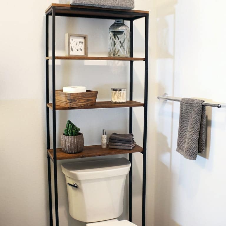 Estantería de baño con estructura metálica negra y estantes de madera, organizando varios artículos decorativos y útiles. Adecuada para optimizar espacio sobre el inodoro.