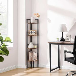 Esquinero de metal negro con cuatro estantes de madera, decorado con libros, jarrones y un calendario. Ideal para ahorrar espacio y decorar oficinas o salas modernas.