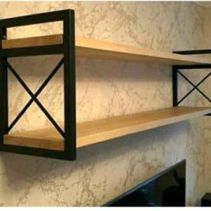 Estante de madera con soportes metálicos negros en forma de X, estilo industrial, montado sobre pared de tono claro.