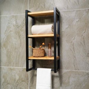 Estante de baño montado en pared, de madera y metal negro, con tres niveles para almacenamiento de toallas y productos de cuidado personal. Diseño moderno y funcional.