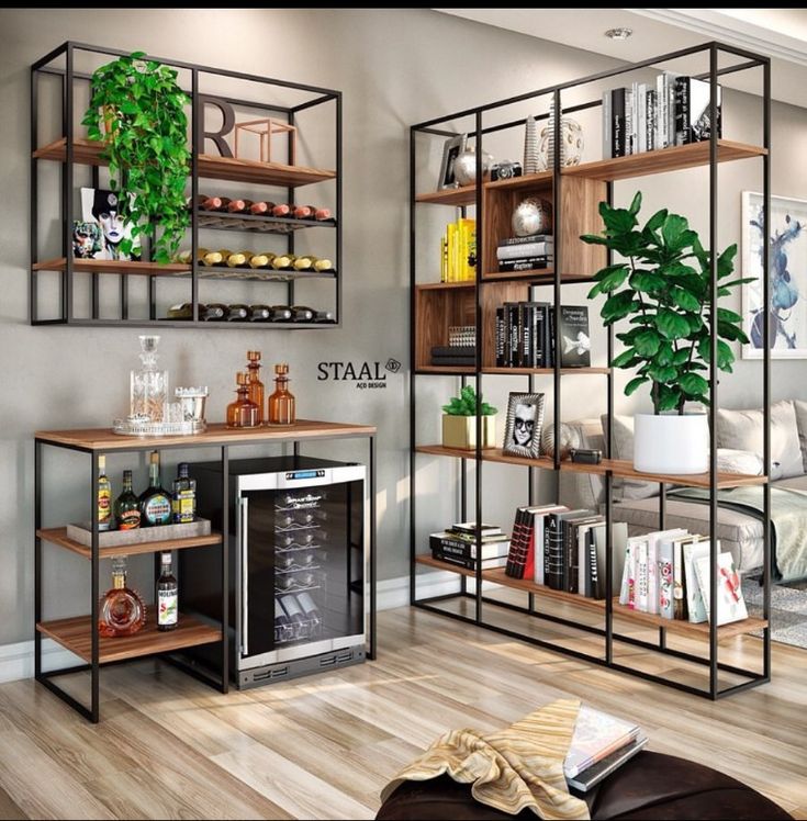 Estantería moderna de metal negro y madera, con compartimentos para libros, plantas y decoraciones. Incluye refrigerador integrado y espacios para botellas en un rincón elegante de la sala.