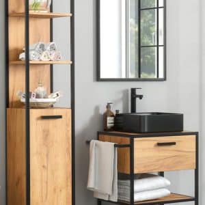 Estante de baño moderno con estructura metálica negra y acabados en madera clara. Incluye repisas abiertas y un gabinete. Lavabo cuadrado negro sobre mueble similar con toallero lateral.