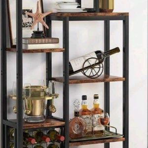 Estantería de metal negro y madera, con soportes para copas, botellas de vino y licores. Incluye compartimiento para vinos y bandeja decorativa. Ideal para un bar en casa.