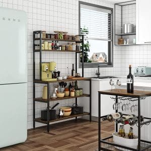 Mueble de cocina de metal negro con estantes abiertos de madera. Almacena especias, tazas, utensilios y electrodomésticos. Diseño moderno e industrial, optimizando espacio y funcionalidad.