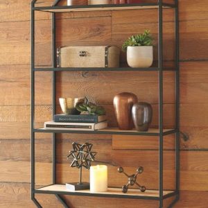 Estante de pared con estructura geométrica metálica negra y estantes de madera. Exhibe decoración variada: libros, velas, suculenta, figura metálica y jarrones. Fondo de pared de madera.