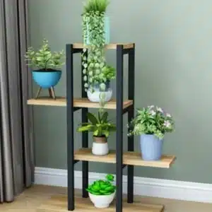 Estantería moderna de tres niveles con estructura de metal negro y baldas de madera clara, ideal para exhibir plantas y decorar interiores.