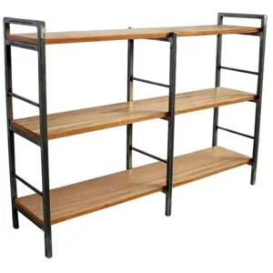 Estantería de metal con tres estantes de madera. Diseño industrial, estructura negra y estantes marrones. Ideal para sala de estar u oficina. Sencilla y funcional.