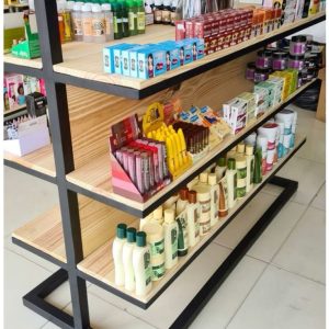 Estante comercial con estructura metálica negra y repisas de madera clara. Ideal para exhibir productos en tiendas. Diseño moderno y funcional.